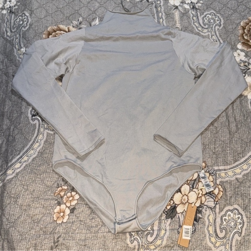 SKIMS ESSENTIAL BODYSUIT MOCK NECK LONG SLEEVE ‘LIGHT GREY’